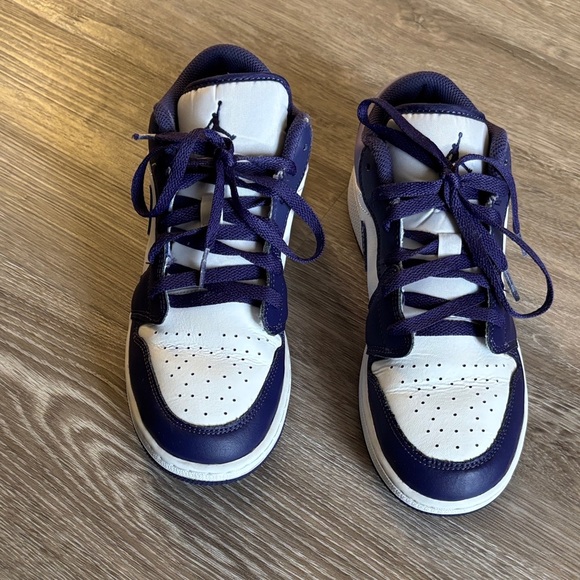 Kids purple and white Air Jordan 1 low sneakers - Picture 2 of 5